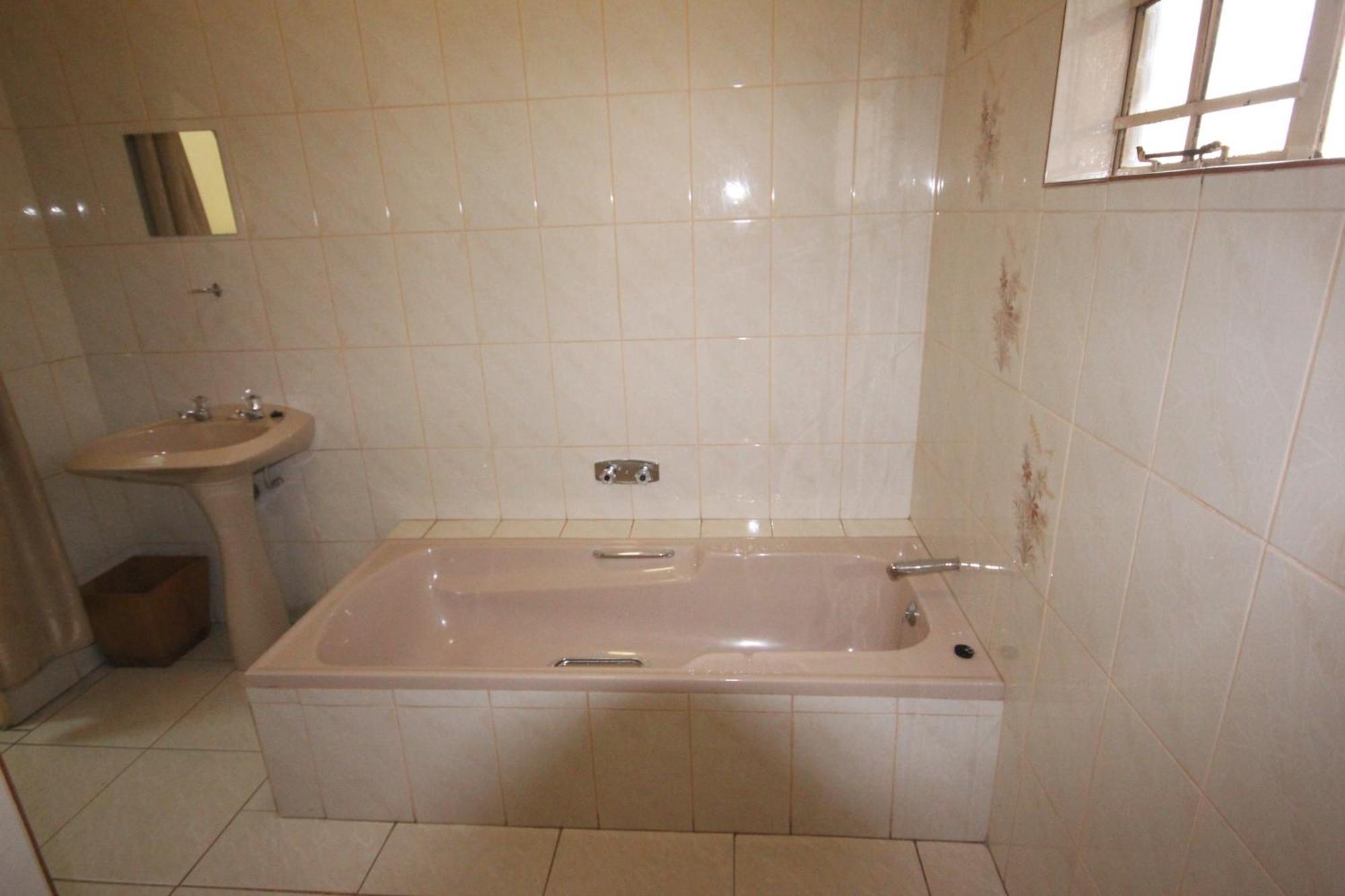 Ingwe Guesthouse Mbombela Bagian luar foto