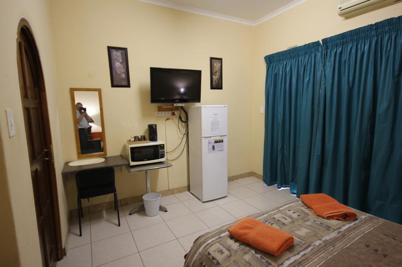 Ingwe Guesthouse Mbombela Bagian luar foto